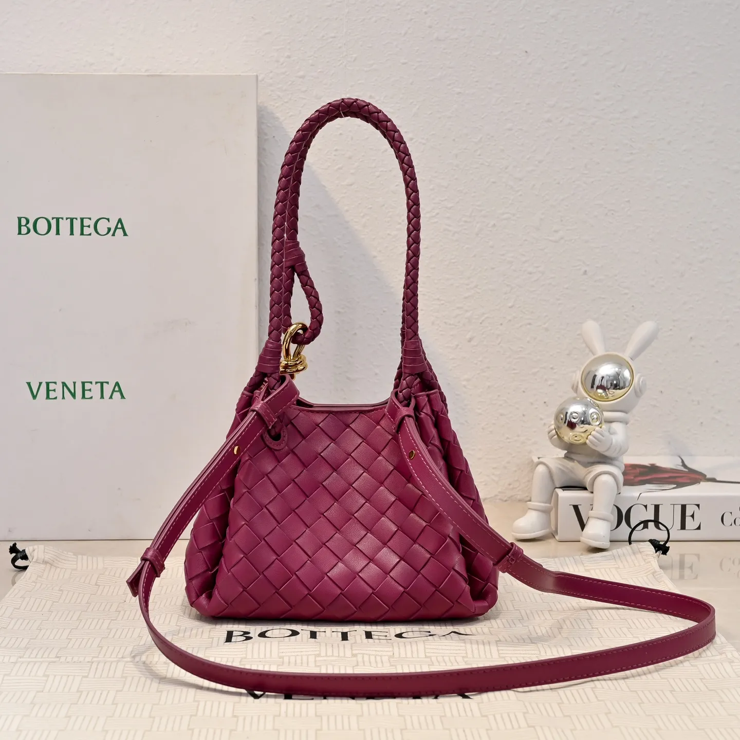 Batch 1760 BV home is new! Andiamo combines Bottega Veneta archives parachute handbags to inherit retro elements and integrate modern trends. The same style as Shu Qi's Beijing Night. It is a continuation of the classic bag. It has three functions: hand carry, shoulder and cross-body. It is embellished with metal brass knot buckles. The capacity of the small one is amazing. It can easily hold sunglasses in a box/small bottle of water/powder powder/charger and other daily necessities when going out. The upper body is versatile. Style number: 6569 Size: 21*17*16.5cm